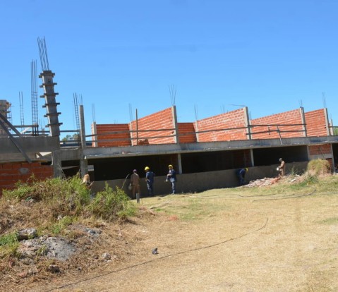 En qué estado se encuentran las obras de edificios escolares en General Rodríguez