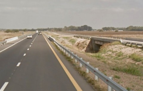 Auto con cinco personas volc&oacute; en Ruta 6 al intentar esquivar un pozo