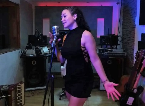 Vendía pochoclos, se animó a lanzarse como cantante y brilla con su cumbia: la historia de Caro Ferreira