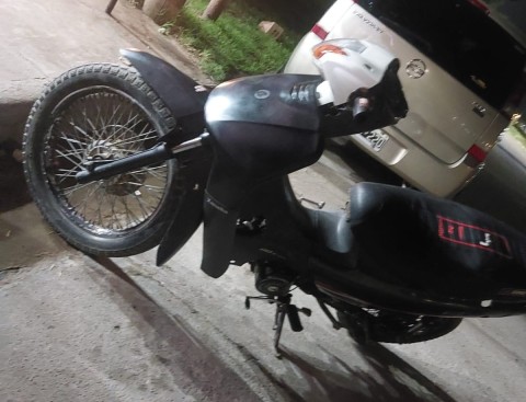 Simularon hacer un pedido para robarle la moto "en patota": la pesadilla que vivió un joven delivery