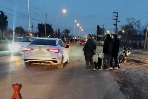 Tremendo choque matutino entre auto y moto en Ruta 7: una persona con heridas graves en una pierna