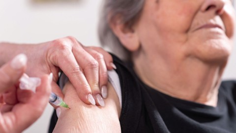 Comenzó la campaña de vacunación antigripal de PAMI: para quiénes es y cómo pueden acceder