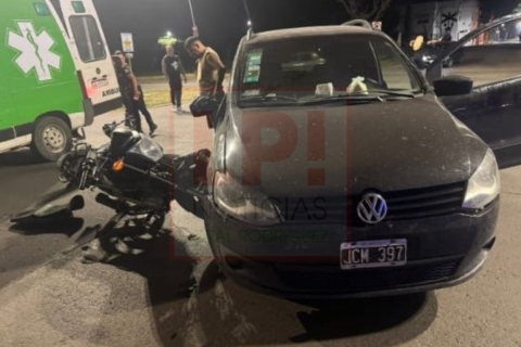 Fuerte choque entre un auto y una moto sobre Ruta 7: un joven result&oacute; herido