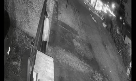 Video: en medio de la tormenta, se metió a su casa y le robó la bici que usa para trabajar