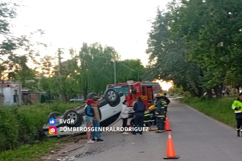 Dos personas resultaron heridas tras el vuelco de una camioneta sobre la avenida Balbín