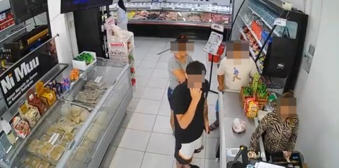 Video: as&iacute; le robaron el celular a una empleada de una carnicer&iacute;a c&eacute;ntrica