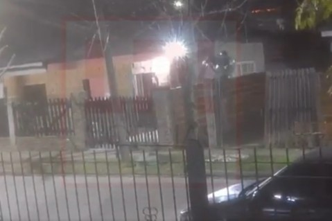 Video: as&iacute; trep&oacute; un port&oacute;n y rob&oacute; una bicicleta en cuesti&oacute;n de segundos