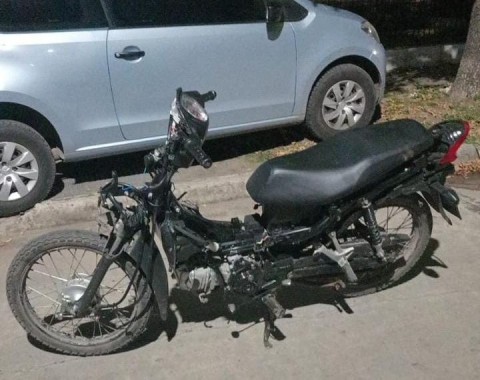 Le robaron la moto a la tarde y la recuperó a la noche: "se hacía el loco pero fue un cobarde"