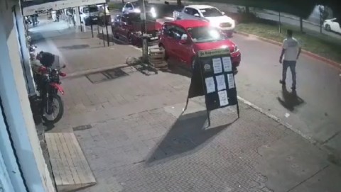 Video: un hombre quedó filmado mientras robaba elementos del interior de un auto