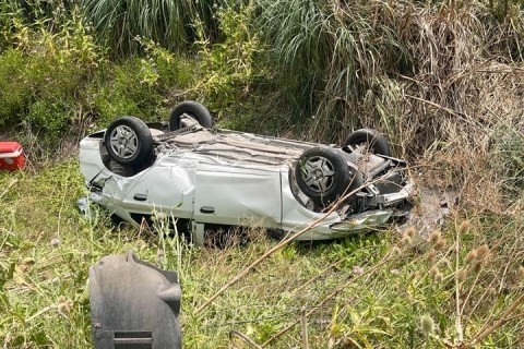 Auto con cinco personas volc&oacute; en Ruta 6 al intentar esquivar un pozo
