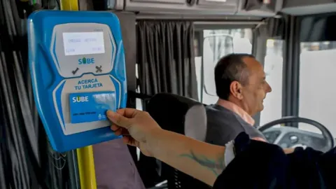 El Gobierno autorizó un aumento en los colectivos del AMBA: de cuánto, desde cuándo y a qué líneas alcanza
