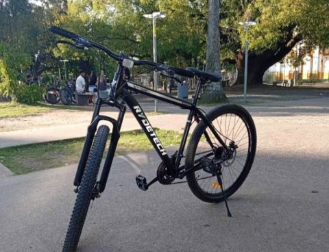 Motochorros le apuntaron con un arma para robarle la bicicleta y hasta le "revisaron los bolsillos"
