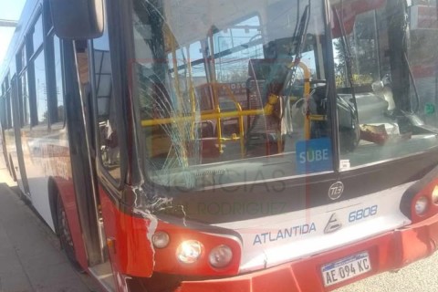 Colectivo chocó contra un poste de luz en Las Malvinas: varios pasajeros debieron ser asistidos