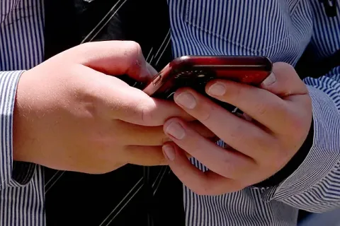 De qué se trata la ley "anti trolls" que podría aplicarse en territorio bonaerense