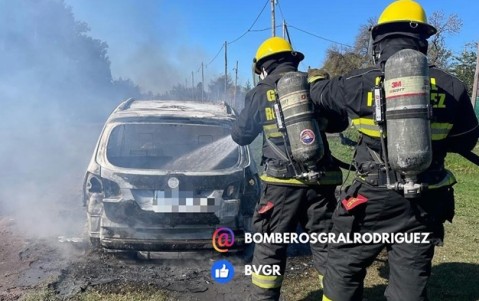 Bomberos debieron apagar un auto en llamas en la tarde del sábado