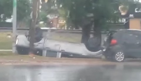 Accidente y vuelco en Ruta 7 en la lluviosa mañana de este miércoles: una persona resultó herida