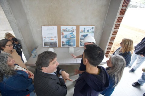 García y Sileoni encabezaron el acto oficial por el Día del Maestro y recorrieron obras escolares