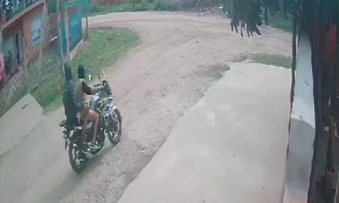 Una chica fue asaltada por motochorros cuando salía de su casa en barrio Pico Rojo