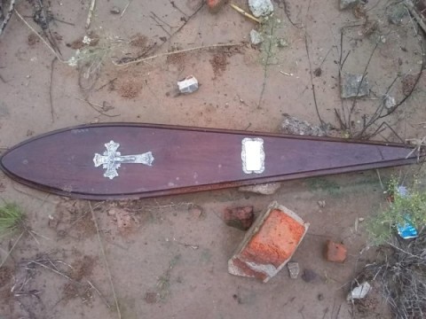 Kubar publicó un basural con vertido de ataúdes en una cava en Mi Rincón