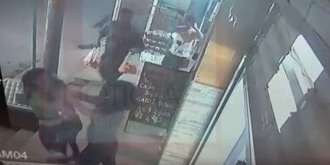 Video: así golpearon y amenazaron a una mujer con su bebé en brazos en plena vía pública