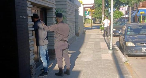 Agentes municipales retuvieron para lograr la detención de un "rompevidrios" que ya tenía antecedentes por robo a comercios