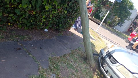 Una mujer mayor con varias heridas tras choque entre autos: uno se estrell&oacute; contra un poste de luz