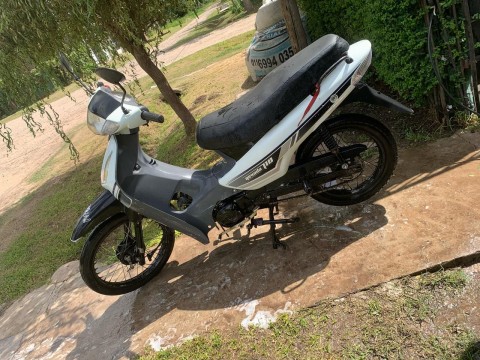 Delincuentes ingresaron a su patio y le “arrancaron” la moto, dejándole un pedazo de la misma