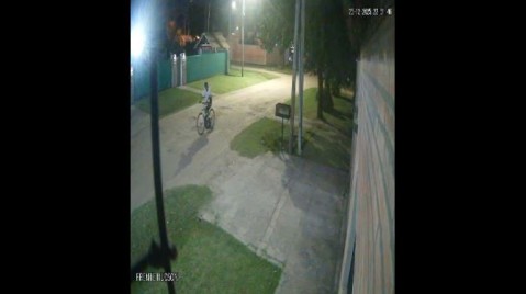 Video: se le cay&oacute; el bolso con celulares, llaves y ropa, y busca al joven que se los llev&oacute;