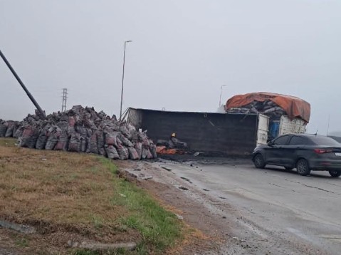 Un cami&oacute;n volc&oacute; en la rotonda de las rutas 6 y 24