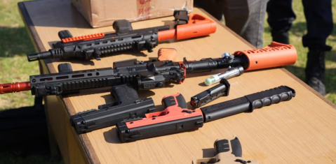 Armas no letales para la Polic&iacute;a bonaerense: de qu&eacute; se trata el proyecto que promete traer debate