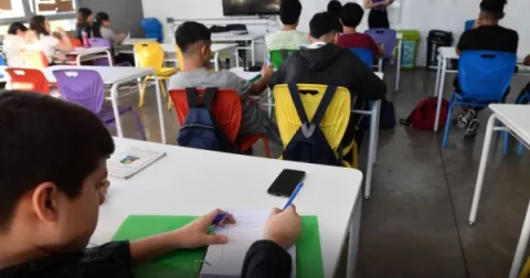 Escuelas privadas bonaerenses también respaldan la ley para limitar el uso de celulares en las aulas