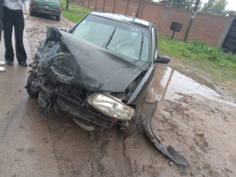Una joven herida tras un choque entre un auto y una camioneta en cercanías del barrio Bicentenario