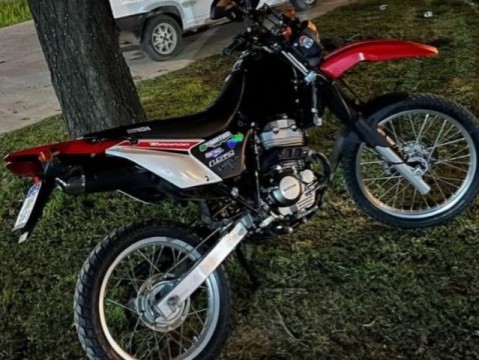 Motochorros lo interceptaron a punta de pistola para robarle la moto