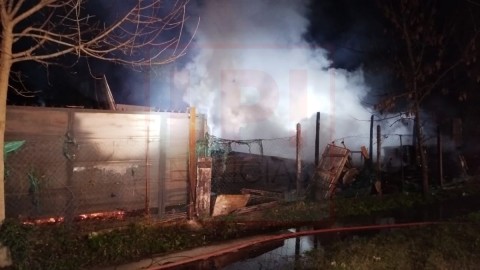 Incendio con pérdidas totales para 6 familias que vivían de una carpintería