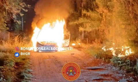 Otro incendio de auto que debieron sofocar los Bomberos antes de que pase a mayores