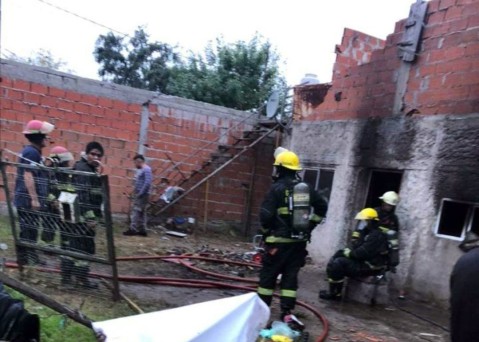 Una mujer y sus cinco hijos de barrio Raffo necesitan ayuda: perdieron todo en un incendio