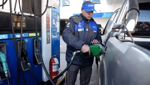 Qué decisión tomaría YPF con el precio de sus combustibles