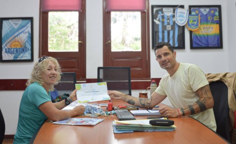 El intendente le entregó un reconocimiento a una conocida deportista rodriguense