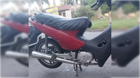 Auxiliar de escuela sufri&oacute; el robo de su moto en la vereda del colegio en que trabaja