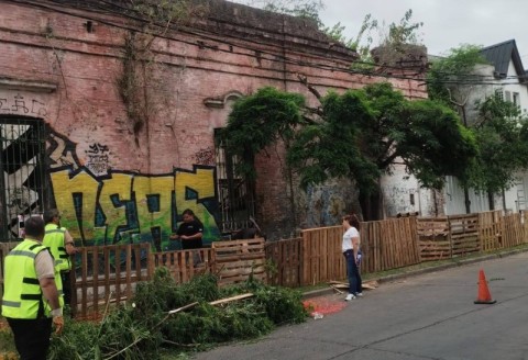 Defensa Civil debi&oacute; intervenir ante la ca&iacute;da de mamposter&iacute;a de un edificio hist&oacute;rico del centro