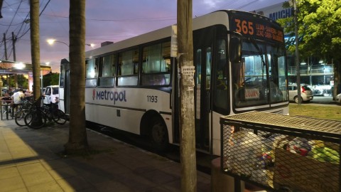Choque entre colectivo de la l&iacute;nea 365 y moto en Ruta 7: un joven debi&oacute; ser hospitalizado