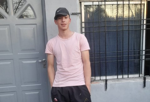 Tiene 21 años, lo atacaron salvajemente en patota y ahora lucha por su vida
