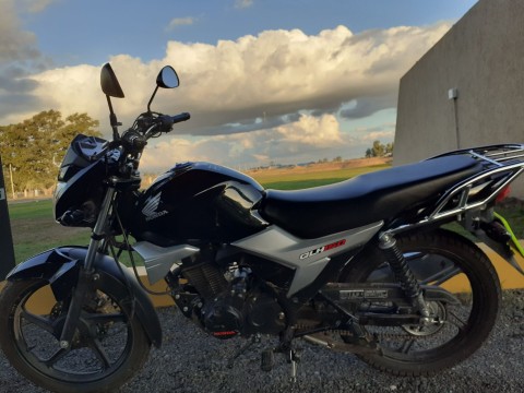 Motochorros lo encañonaron para robarle la moto y después otros lo persiguieron para sacarle la mochila