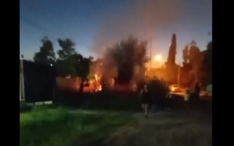 Video: los Bomberos tuvieron que apagar el incendio de una casa en construcción
