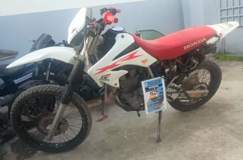 Cometían delitos en Berisso con una moto robada en Gral. Rodríguez y fueron aprehendidos