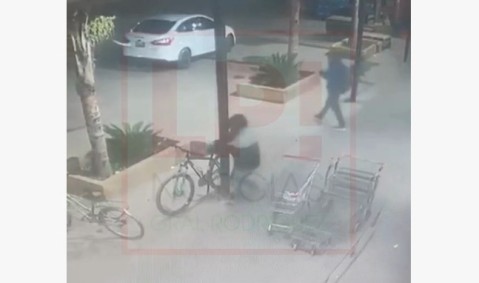 Video: fue a comprar pañales para su bebé y cuando salió le habían robado la bicicleta
