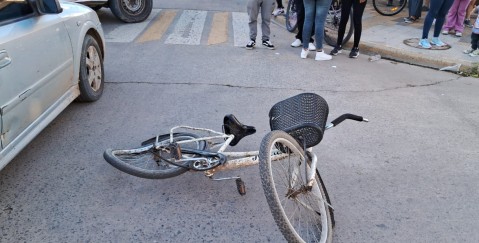 Accidente, susto y discusiones en la salida de la Escuela N&deg;1: una alumna qued&oacute; lesionada en colisi&oacute;n con un auto