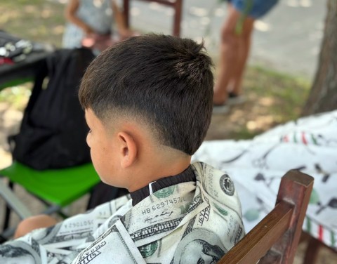 Barberos organizaron una jornada solidaria en un barrio rodriguense y ya preparan otra