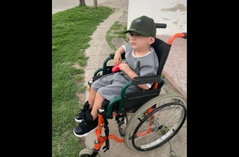 Un nene necesita con urgencia un elemento particular ante todos los estudios que tiene por delante