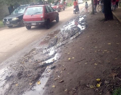 M&aacute;s reclamos por una calle que se inunda y perjudica a un establecimiento educativo rodriguense